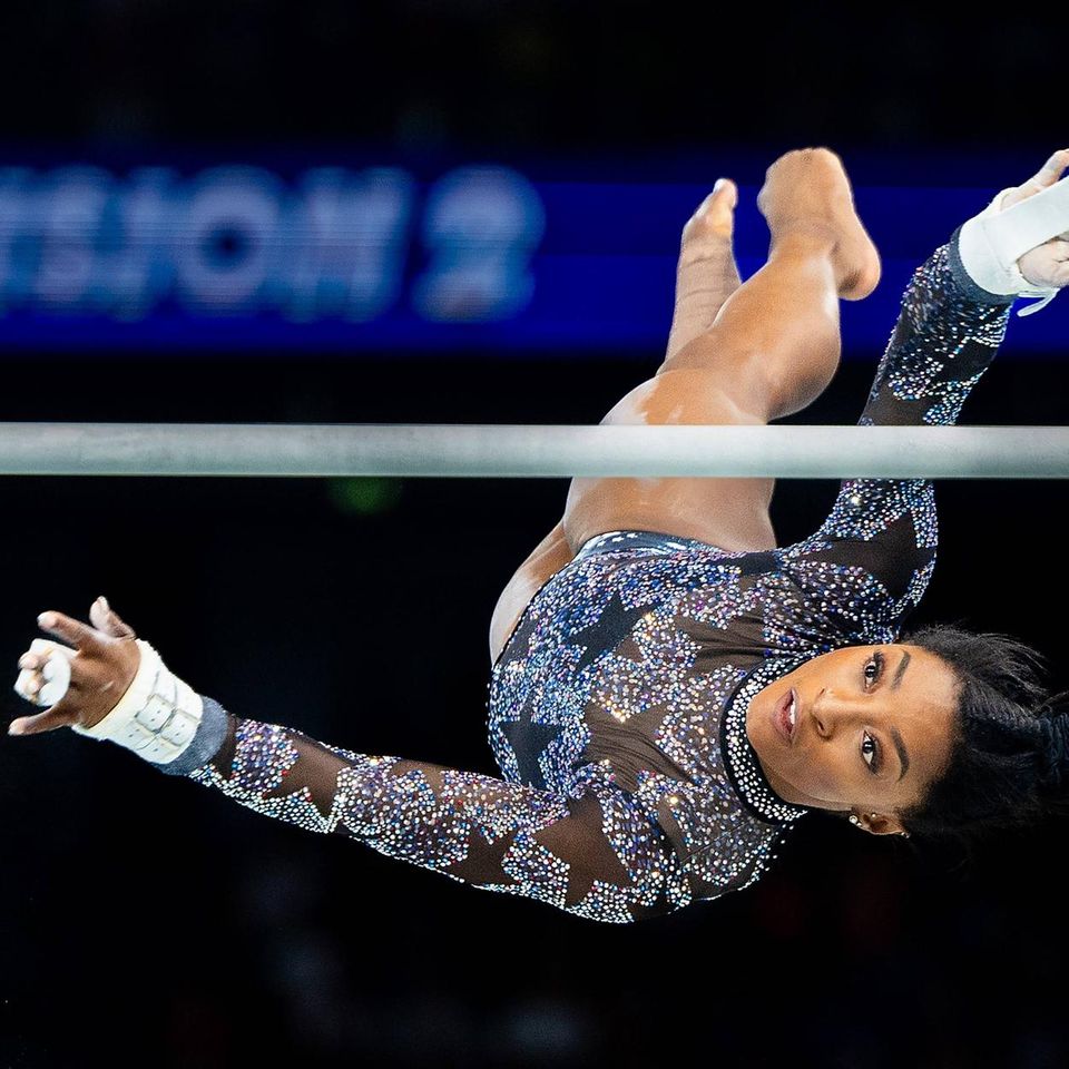 ... denn Simone Biles hat in ihrer Karriere bereits 37 Medaillen bei Weltmeisterschaften und Olympischen Spielen geholt. Fünf Turnelemente sind gar nach ihr benannt, für die Spiele in Paris hat sie ein sechstes Element am Stufenbarren angekündigt - es jedoch bei der Qualifikation noch nicht gezeigt. Die 26-Jährige genießt einen Superstar-Status und lockte zahlreiche Promis in die Bercy Arena, darunter...