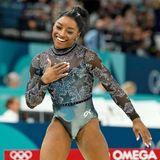 Für Simone Biles ist der Olympia-Auftakt geglückt. Läuft alles nach Plan, kann Biles noch weitere vier Olympiasiege in Paris feiern. Im Mehrkampf mit einem Vorsprung von mehr als 3,5 Punkten sowie am Sprung und am Boden war sie in der Qualifikation unangefochten die Beste. Am Schwebebalken lag nur die Chinesin Zhou Yaqin knapp vor ihr. Sollte ihr dies gelingen, würde sie nach Goldmedaillen zur bislang erfolgreichsten Olympia-Turnerin, Larissa Latynina (UdSSR) aufschließen.