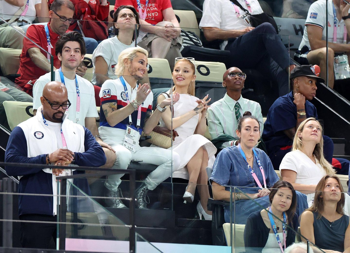 Auch Sängerin Ariana Grande fieberte mit Simone Biles mit. Außerdem im Stadion...