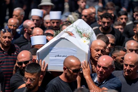 Angehörige der drusischen Minderheit trauern bei der Beerdigung ihrer Angehörigen in den israelisch kontrollierten Golanhöhen