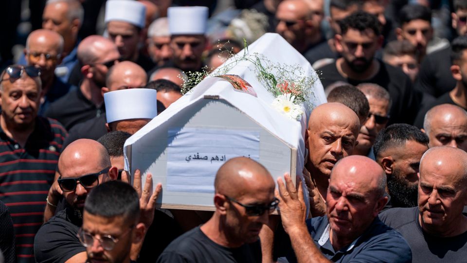 Angehörige der drusischen Minderheit trauern bei der Beerdigung ihrer Angehörigen in den israelisch kontrollierten Golanhöhen