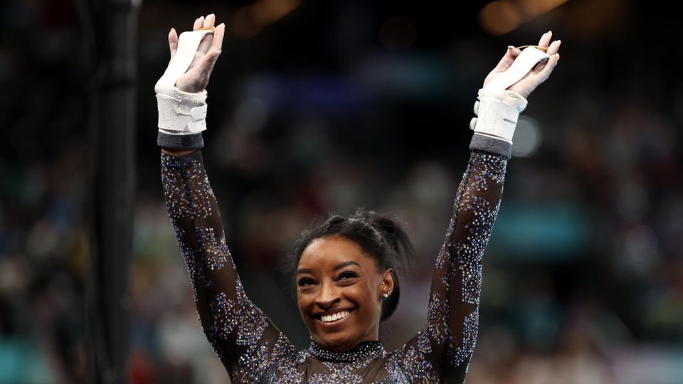 US-Turnsuperstar Simone Biles freut sich nach ihrem Auftakt bei Olympia in Paris