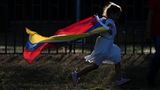 Brasilia, Brasilien. Ein Kind läuft mit einer venezolanischen Flagge vor einem Wahllokal in der venezolanischen Botschaft in Brasilia vorbei. Laut ersten Hochrechnungen konnte sich Nicolás Maduro erneut durchsetzen. Die Opposition will das Wahlergebnis aber nicht anerkennen. Es bleibt weiter spannend