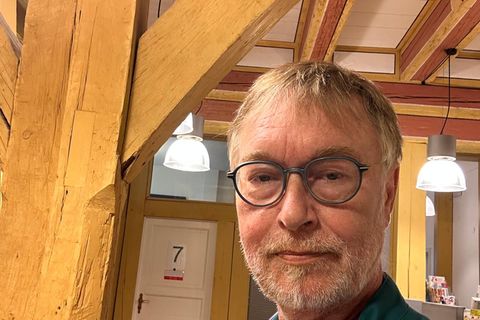 Kinderarzt Mann mit Brille