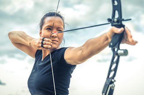 Eine Frau beim Bogenschießen