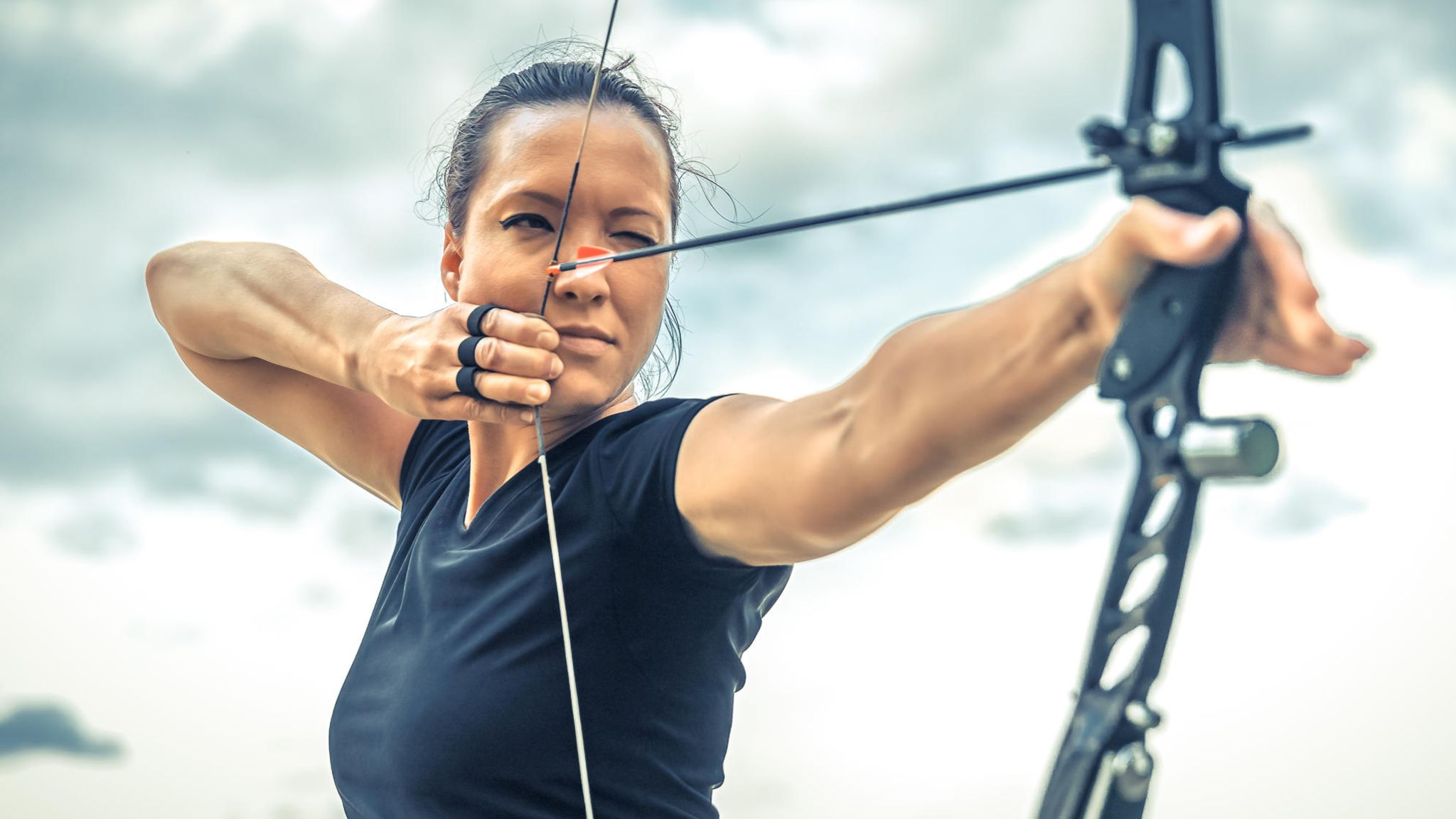 Eine Frau beim Bogenschießen