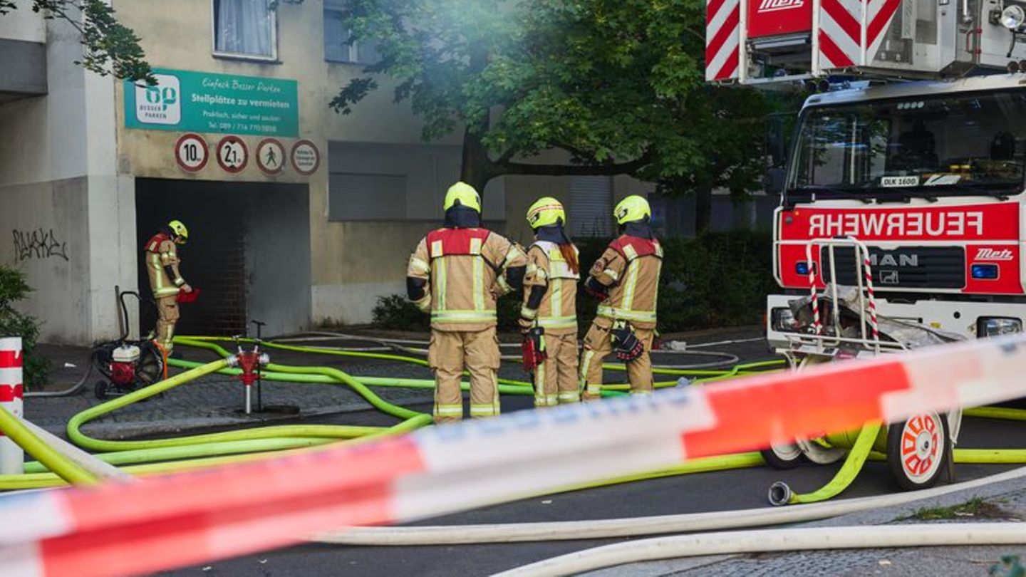 Feuerwehreinsatz in Kreuzberg: Brand in Tiefgarage unter Wohnhaus gelöscht