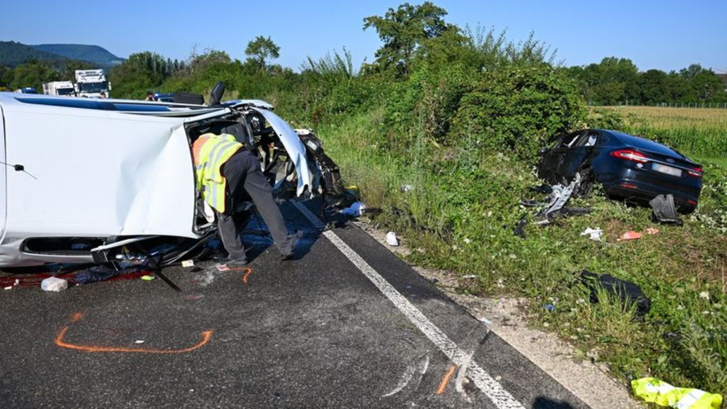 Tödlicher Unfall: Autos stoßen frontal zusammen: 21-Jährige stirbt