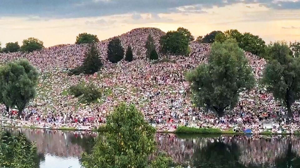 Taylor Swift: Tausende Fans auf dem Olympiaberg in München