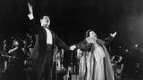 Die Opernsängerin Montserrat Caballé gehörte zu den Ersten, denen Freddie Mercury 1991 seine HIV-Diagnose anvertraute und seine begrenzte Lebenszeit offenbarte. Der Queen-Sänger und die Operndiva waren eng befreundet und steckten damals mitten in den Aufnahmen des Duetts "Barcelona", das die Olympischen Spiele 1992 in Spanien musikalisch krönen sollte, als Mercury an Aids erkrankte. Mercury starb acht Monate vor der Eröffnungszeremonie der Spiele in Barcelona. Deshalb sang Caballé das Duett live zu einem Playback von Mercurys Gesang auf der Bühne. Der Erfolg der epischen Hymne, ein außergewöhnliches Duett zwischen Rock- und Opernstar, bleibt ungebrochen. Während der Olympischen Spiele in Barcelona stürmte der Song an die Spitze der Charts.