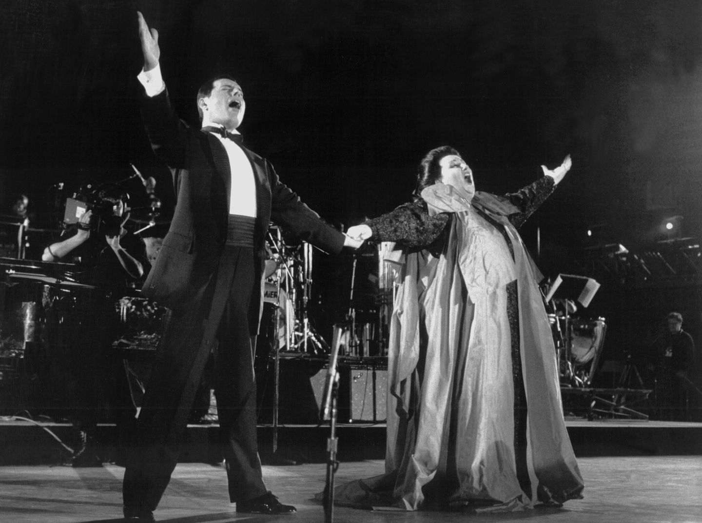 Freddie Mercury und Montserrat Caballé: "Barcelona", 1992, Olympische Spiele in Barcelona, Spanien Die Opernsängerin Montserrat Caballé gehörte zu den Ersten, denen Freddie Mercury 1991 seine HIV-Diagnose anvertraute und seine begrenzte Lebenszeit offenbarte. Der Queen-Sänger und die Operndiva waren eng befreundet und steckten damals mitten in den Aufnahmen des Duetts "Barcelona", das die Olympischen Spiele 1992 in Spanien musikalisch krönen sollte, als Mercury an Aids erkrankte. Mercury starb acht Monate vor der Eröffnungszeremonie der Spiele in Barcelona. Deshalb sang Caballé das Duett live zu einem Playback von Mercurys Gesang auf der Bühne. Der Erfolg der epischen Hymne, ein außergewöhnliches Duett zwischen Rock- und Opernstar, bleibt ungebrochen. Während der Olympischen Spiele in Barcelona stürmte der Song an die Spitze der Charts.
