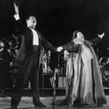 Die Opernsängerin Montserrat Caballé gehörte zu den Ersten, denen Freddie Mercury 1991 seine HIV-Diagnose anvertraute und seine begrenzte Lebenszeit offenbarte. Der Queen-Sänger und die Operndiva waren eng befreundet und steckten damals mitten in den Aufnahmen des Duetts "Barcelona", das die Olympischen Spiele 1992 in Spanien musikalisch krönen sollte, als Mercury an Aids erkrankte. Mercury starb acht Monate vor der Eröffnungszeremonie der Spiele in Barcelona. Deshalb sang Caballé das Duett live zu einem Playback von Mercurys Gesang auf der Bühne. Der Erfolg der epischen Hymne, ein außergewöhnliches Duett zwischen Rock- und Opernstar, bleibt ungebrochen. Während der Olympischen Spiele in Barcelona stürmte der Song an die Spitze der Charts.
