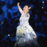 2004 in Athen wagten die Griechen, die Gründungsväter der Olympischen Spiele, einen ungewöhnlichen Schritt: Sie brachen mit der Tradition, den offiziellen Olympiasong von einheimischen Künstlern singen zu lassen. Stattdessen engagierten sie die isländische Avantgarde-Pop-Sängerin Björk. Mit ihrem Lied "Oceania" lieferte sie ein sperriges, melancholisches Stück, das so gar nicht zur festlichen und energiegeladenen Atmosphäre der Olympischen Sommerspiele passte. Kein Wunder also, dass "Oceania" schnell in Vergessenheit geriet und heute vor allem nur noch Super-Nerds aus dem Fanclub von Björk bekannt ist.