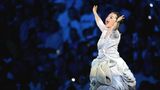 2004 in Athen wagten die Griechen, die Gründungsväter der Olympischen Spiele, einen ungewöhnlichen Schritt: Sie brachen mit der Tradition, den offiziellen Olympiasong von einheimischen Künstlern singen zu lassen. Stattdessen engagierten sie die isländische Avantgarde-Pop-Sängerin Björk. Mit ihrem Lied "Oceania" lieferte sie ein sperriges, melancholisches Stück, das so gar nicht zur festlichen und energiegeladenen Atmosphäre der Olympischen Sommerspiele passte. Kein Wunder also, dass "Oceania" schnell in Vergessenheit geriet und heute vor allem nur noch Super-Nerds aus dem Fanclub von Björk bekannt ist.