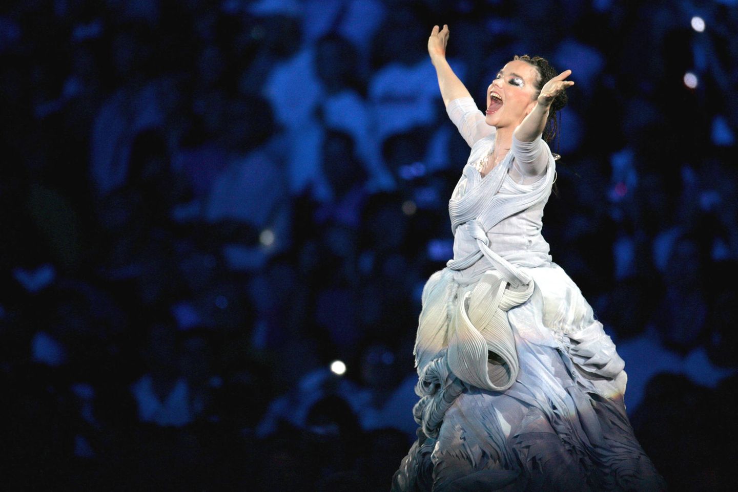 2004 in Athen wagten die Griechen, die Gründungsväter der Olympischen Spiele, einen ungewöhnlichen Schritt: Sie brachen mit der Tradition, den offiziellen Olympiasong von einheimischen Künstlern singen zu lassen. Stattdessen engagierten sie die isländische Avantgarde-Pop-Sängerin Björk. Mit ihrem Lied "Oceania" lieferte sie ein sperriges, melancholisches Stück, das so gar nicht zur festlichen und energiegeladenen Atmosphäre der Olympischen Sommerspiele passte. Kein Wunder also, dass "Oceania" schnell in Vergessenheit geriet und heute vor allem nur noch Super-Nerds aus dem Fanclub von Björk bekannt ist.