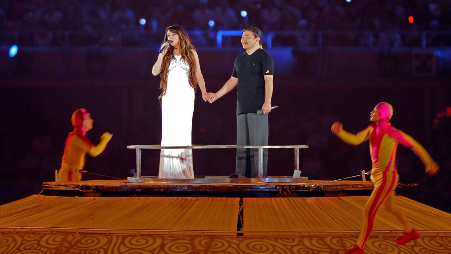 Warum Sarah Brightman gleich zweimal mit Liedern auf der Olympiabühne steht, bleibt eines der großen Rätsel der Geschichte. Offensichtlich gab es eine hartnäckige Fraktion im Olympischen Komitee, die der Sängerin wohlwollend gegenüberstand. Fest steht jedenfalls, dass ihre Auftritte nicht die denkwürdigen Momente schufen, die man sich von einem Olympiasong erhoffte.  2008 in Peking präsentierte sie zusammen mit Liu Huan das Duett "You & Me", eine schlechte Kopie aus "One Moment in Time" und "Barcelona", die mit ihrer überladenen Romantik und abrupt aufbrechendem Bombast nicht wirklich zu den Olympischen Spielen passte. Auch 1992 in Barcelona konnte Brightman nicht überzeugen. Statt der offiziellen Hymne "Barcelona" von Freddie Mercury und Montserrat Caballé trat sie zusammen mit José Carreras mit "Amigos Para Siempre" auf. Dieser sentimental-lauwarme Pop-Schlager, der einige Klassik-Elemente enthält, bleibt als eher unauffälliger Beitrag in Erinnerung.