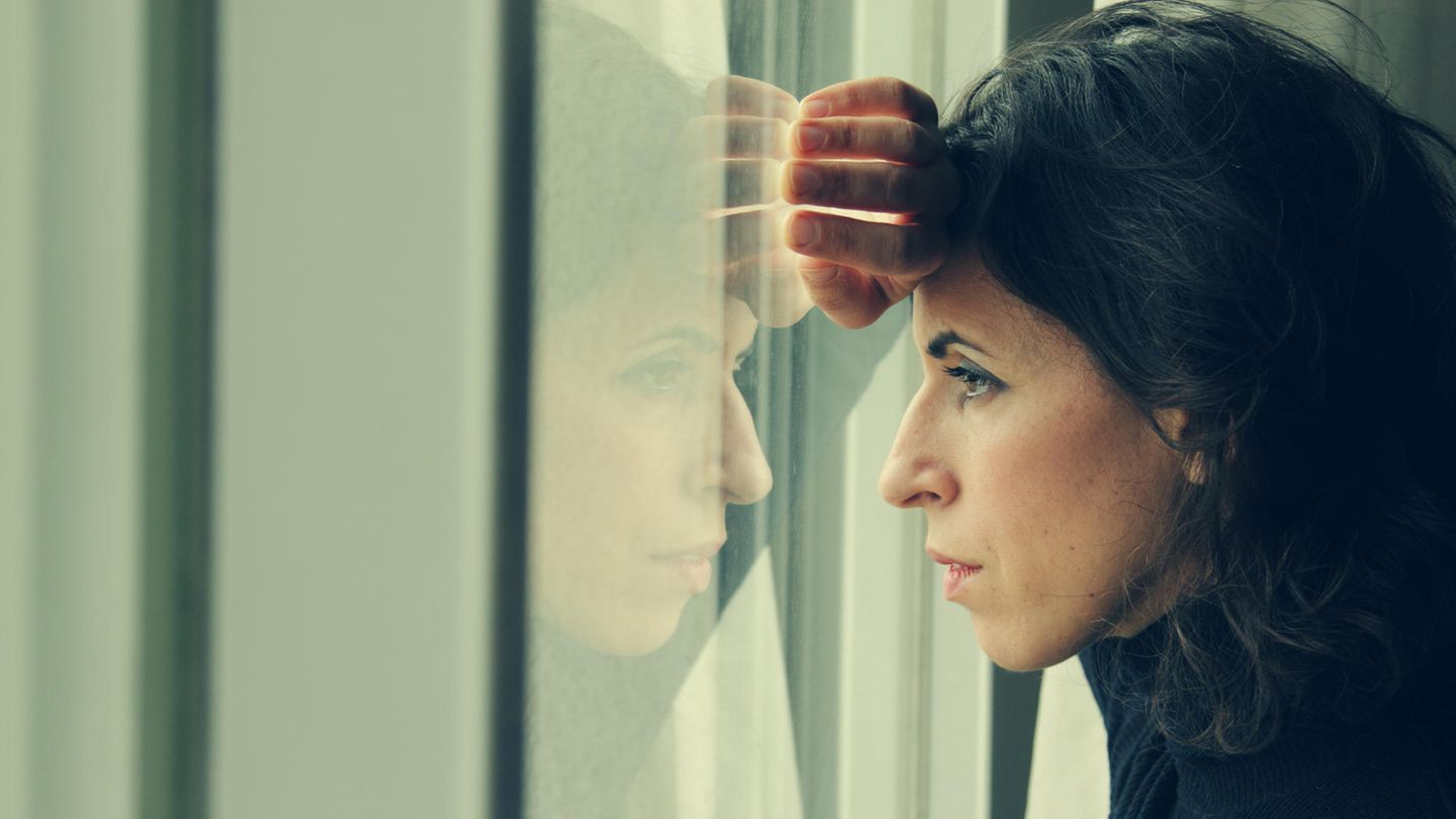 Symbolbild Hochbegabung: A woman leans into her Face on a sheave and guckt after draußen