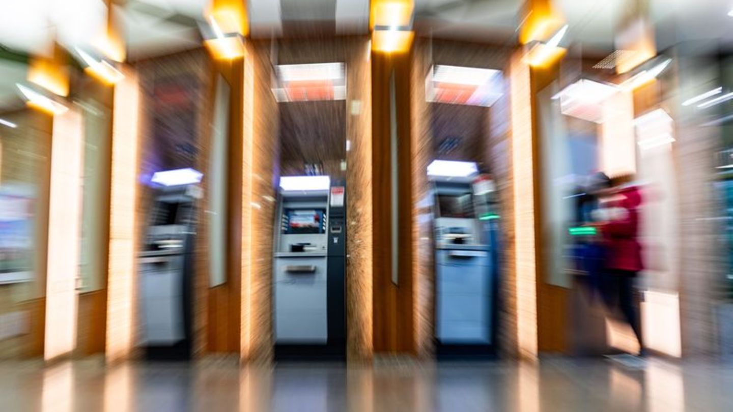 Keine Spur: Geldautomat in Transporter gepackt und gestohlen