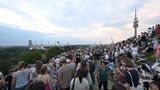Vom Olympiaberg aus gesehen ist sogar das Stadion winzig – aber kein Problem für die Fans: Swift ist die Größte und die Musik umsonst.
