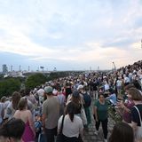 Vom Olympiaberg aus gesehen ist sogar das Stadion winzig – aber kein Problem für die Fans: Swift ist die Größte und die Musik umsonst.