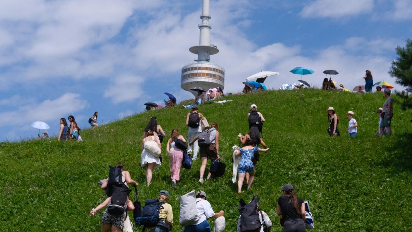 Schon am Morgen sicherten sich Swifties mit Schirmen, Decken und Proviant einen Platz an der Spitze – ein Swiftnick mit Live-Musik.