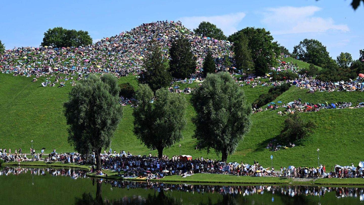 "Eras"-Tour in Deutschland: Taylor Swifts Zweitniederlassung: Mehr als 25.000 Fans bestiegen am Wochenende Münchens Olympiaberg, um dort dem Konzert zu lauschen. Taylor Swifts Zweitniederlassung: Mehr als 25.000 Fans bestiegen am Wochenende Münchens Olympiaberg, um dort dem Konzert zu lauschen.