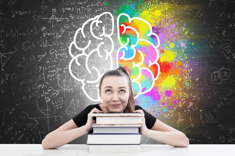 Eine Frau liegt mit dem Kopf auf Bücher über Psychologie.