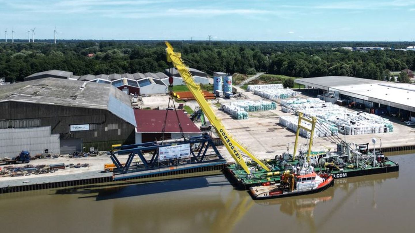 Großbaustelle: Schwimmkran liefert erstes Bauteil für neue Friesenbrücke an