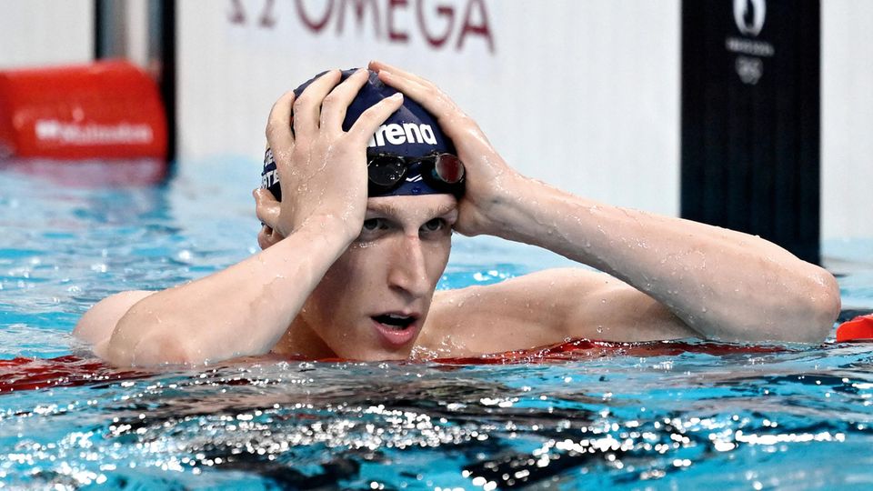 Lukas Märtens fasst sich nach seinem Finalrennen in Paris im Schwimmbecken an den Kopf