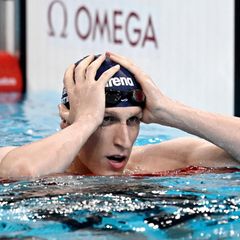 Lukas Märtens fasst sich nach seinem Finalrennen in Paris im Schwimmbecken an den Kopf