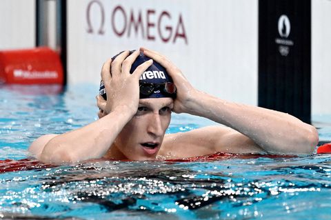 Lukas Märtens fasst sich nach seinem Finalrennen in Paris im Schwimmbecken an den Kopf