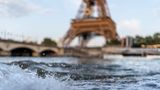Paris, Frankreich. Das gute Leben an der Seine – da lässt es sich aushalten. Zumindest dann, wenn man nicht baden gehen muss. Wochenlang hatten die Olympia-Organisatoren um die Wasserqualität gebangt. Würde sie für die Wettkämpfe ausreichen? Fast sah es so aus. Jetzt wird der Triathlon der Männer verschoben. In der Brühe sollten kerngesunde Sportskanonen besser nicht baden und das Rennen wurde auf Mittwoch verschoben