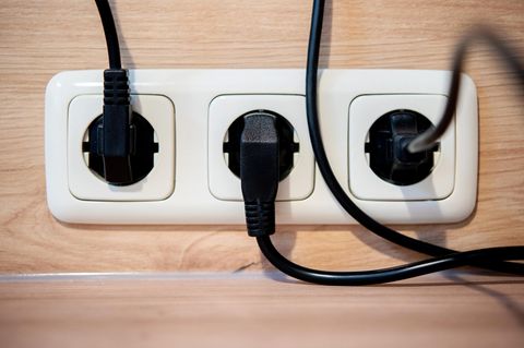 Netzstecker in den Steckdosen: In Bremen ist der Strom am günstigsten