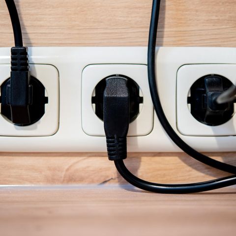 Netzstecker in den Steckdosen: In Bremen ist der Strom am günstigsten