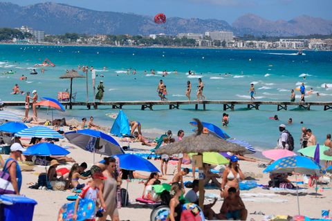 Menschen sonnen sich am Playa de Muro – Mallorca erwartet die erste Hitzewelle des Sommers
