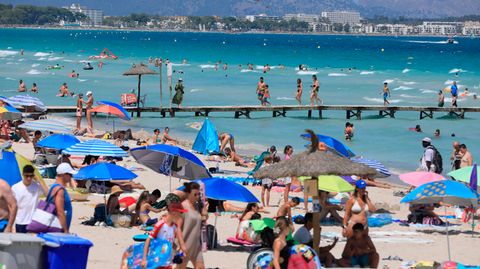 Menschen sonnen sich am Playa de Muro – Mallorca erwartet die erste Hitzewelle des Sommers