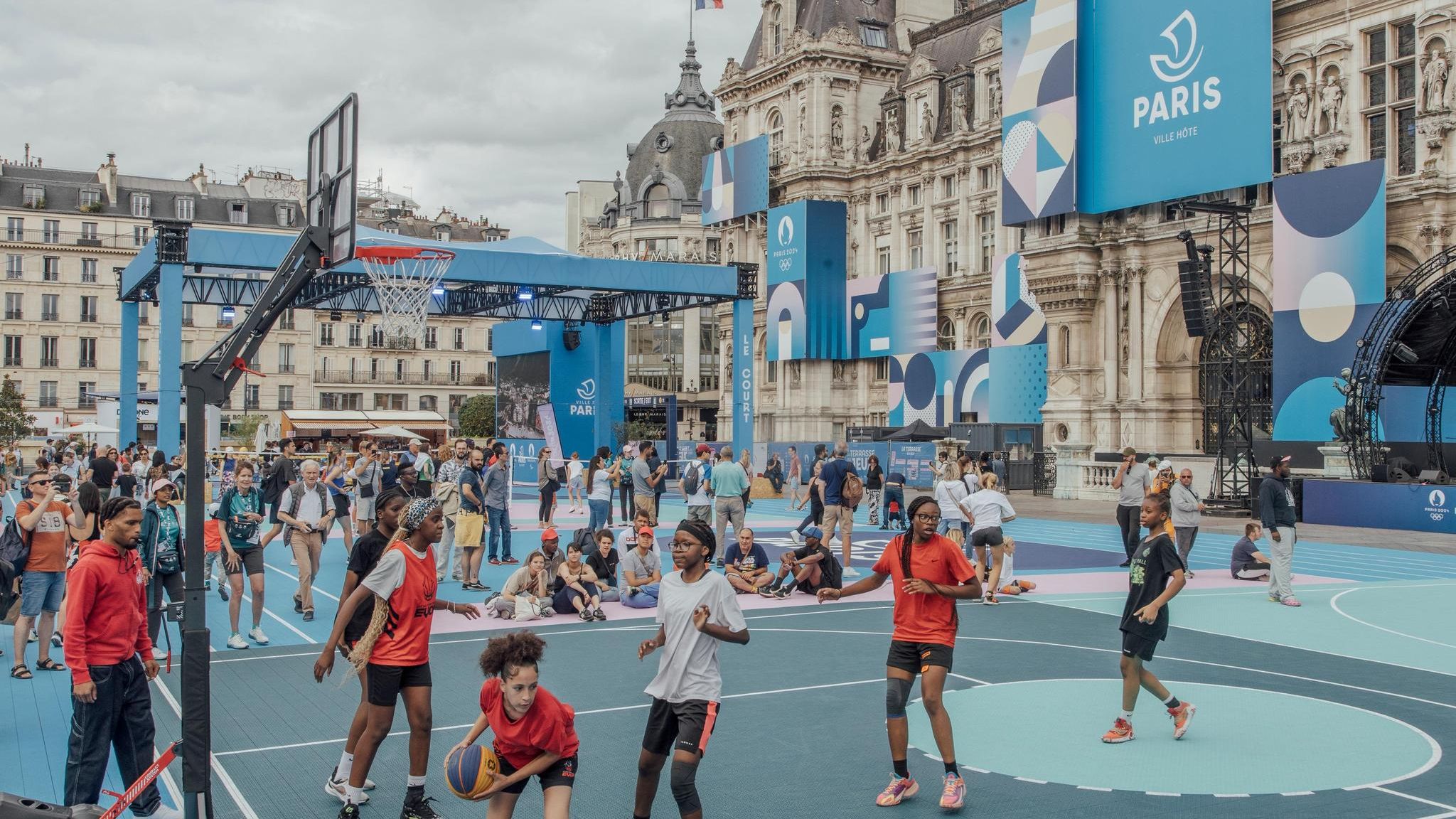 Olympia: Basketball und Public Viewing auf der Terrasse vor dem Rathaus in Paris