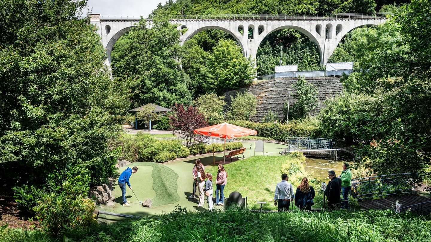 Fotografie: Auge um Auge, Bahn um Bahn: Eine Annäherung an das Phänomen Minigolf