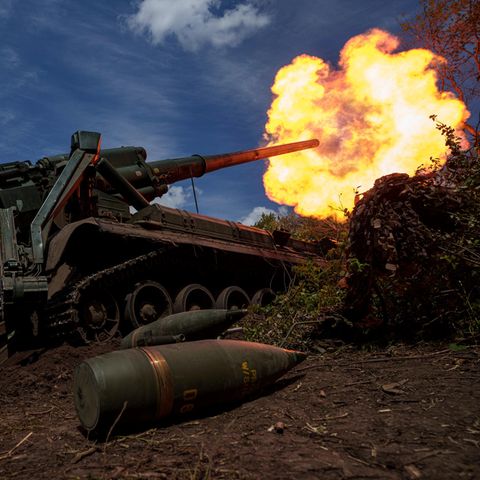 Ukrainische Soldaten feuern mit einer Panzerhaubitze 2S7 auf russische Stellungen an der Frontlinie in der Region Donezk