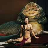 Eine Frau sitzt leicht bekleidet vor einem Monster (Jabba the Hutt: Star Wars )