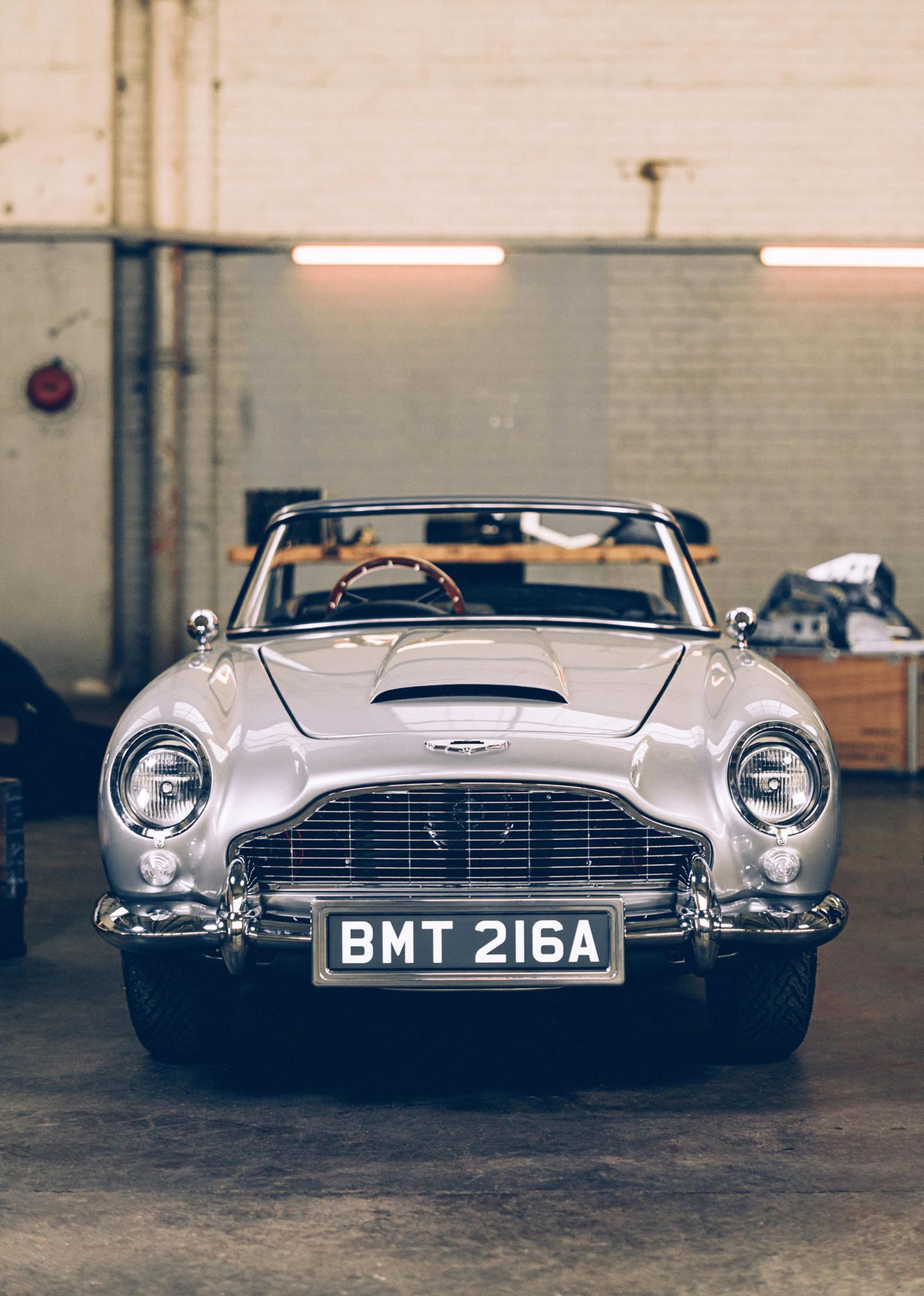 Ein Aston Martin DB5 ist von vorne in einem Raum zu sehen. Ein Aston Martin DB5 ist von vorne in einem Raum zu sehen.