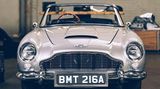 Ein Aston Martin DB5 ist von vorne in einem Raum zu sehen.