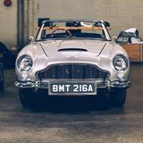 Ein Aston Martin DB5 ist von vorne in einem Raum zu sehen.