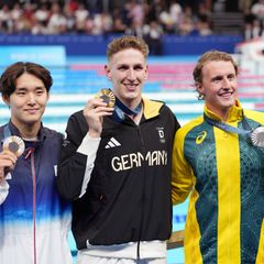 Deutscher Gold-Schwimmer Lukas Märtens und die Zweit- und Drittplatzierten mit Medaillen bei Olympia
