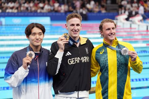 Deutscher Gold-Schwimmer Lukas Märtens und die Zweit- und Drittplatzierten mit Medaillen bei Olympia