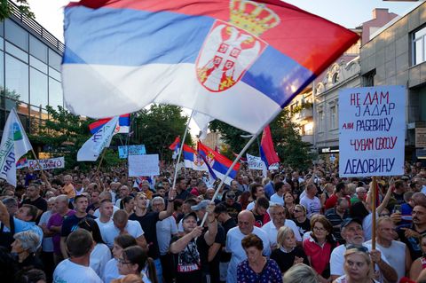 Zahlreiche Menschen protestieren in Serbien gegen den Lithiumabbau