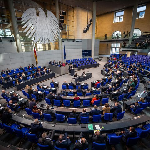 733 Sitze gibt es aktuell im Bundestag, nach der Wahlrechtsreform sollen es maximal 630 werden.     