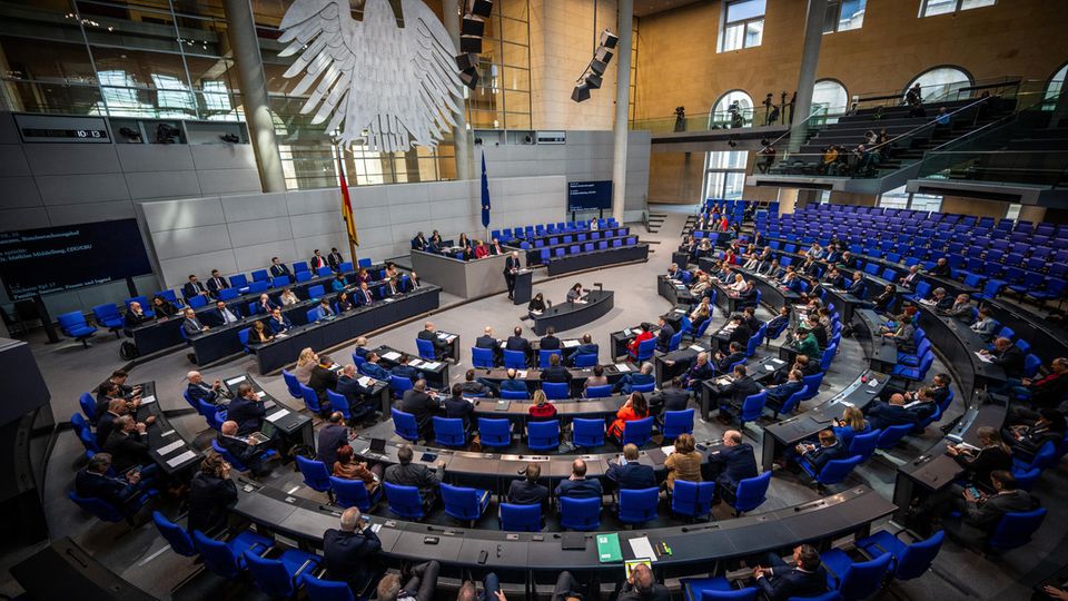 733 Sitze gibt es aktuell im Bundestag, nach der Wahlrechtsreform sollen es maximal 630 werden.     