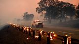 Zaunpfosten brennen entlang des Highway 36, als sich das "Park Fire" in der Nähe von Paynes Creek ausbreitet. Mehr als 26.000 Menschen wurden am Montag zur Evakuierung aufgefordert