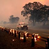 Zaunpfosten brennen entlang des Highway 36, als sich das "Park Fire" in der Nähe von Paynes Creek ausbreitet. Mehr als 26.000 Menschen wurden am Montag zur Evakuierung aufgefordert